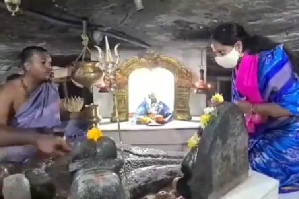 Kalvakuntla Kavitha offered prayers at Siddulagutta Sivalayam