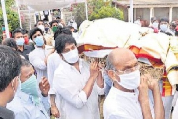 Chiranjeevi participated in Umapathirao funerals