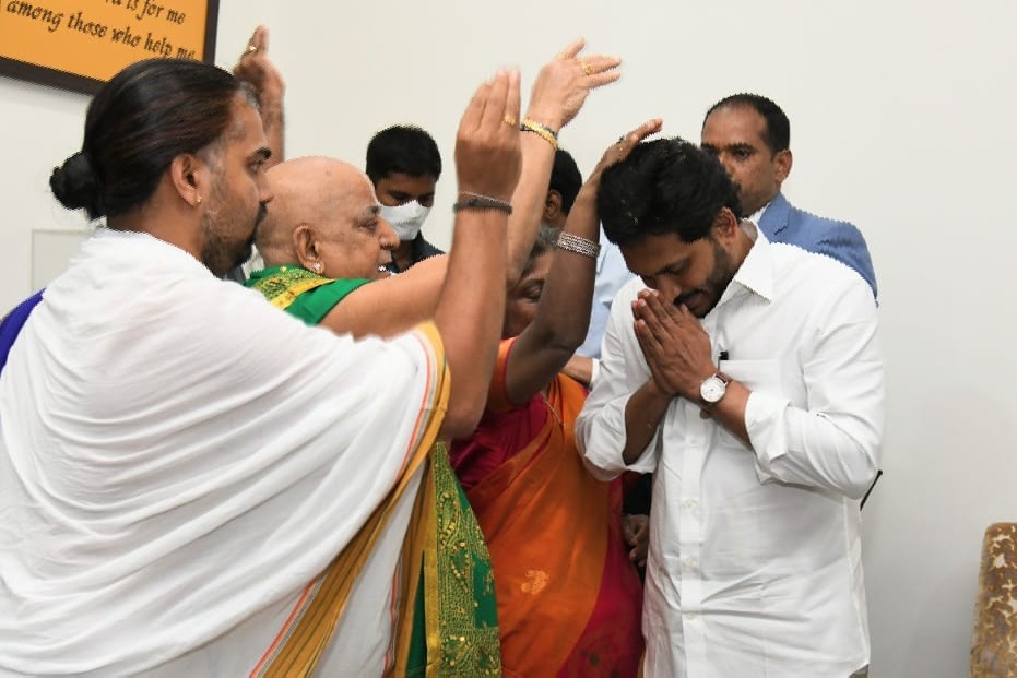 Priests from TTD and Kanakadurga temple blesses CM Jagan on new year day