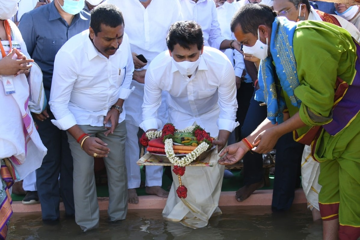 CM Jagan inaugurates Thungabhadra Pushkaralu