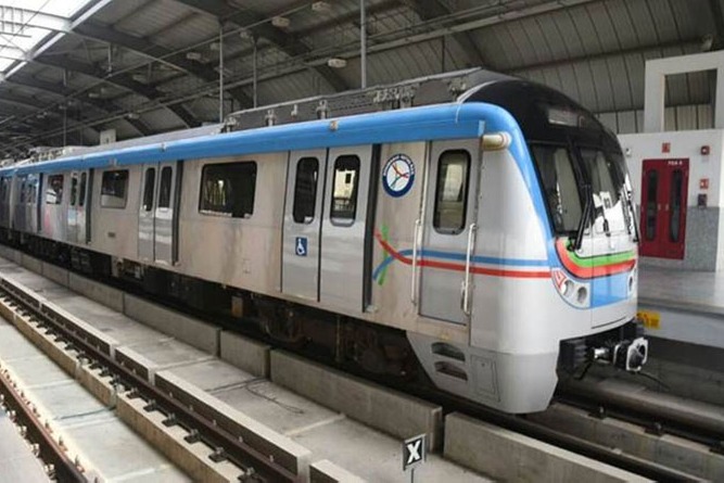 Metro Rail in Hyderabad suddenly stopped on tracks