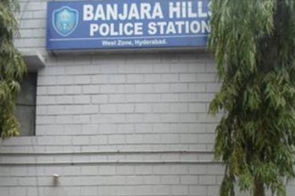 Transgenders Honor Banjara Hills Police 