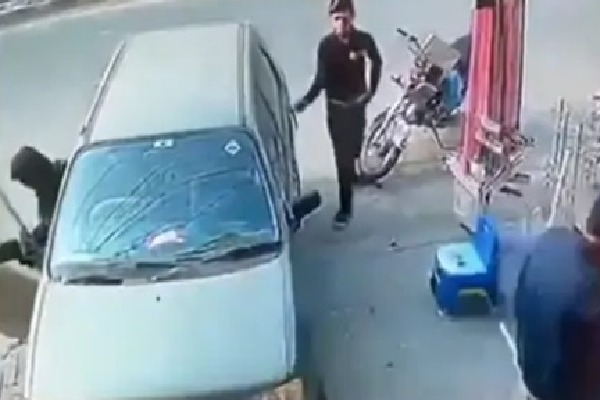 Theft in Car Video Goes Viral in Internet