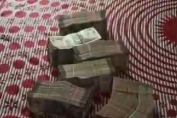 TRS posted a video of cash seizure in Siddipet