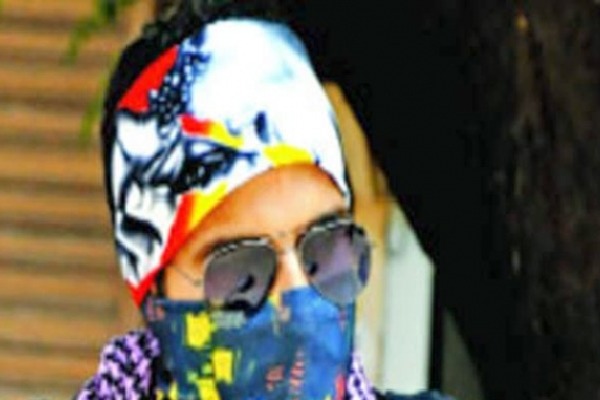 Man wear Girl dress to dupe police in Gujarat