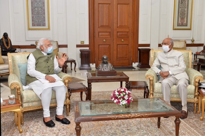 PM Modi meets President at Rashtrapathi Bhavan