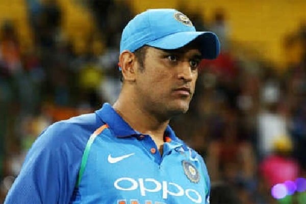 Dhoni swaps his Business Class seat with Economy Class Passenger