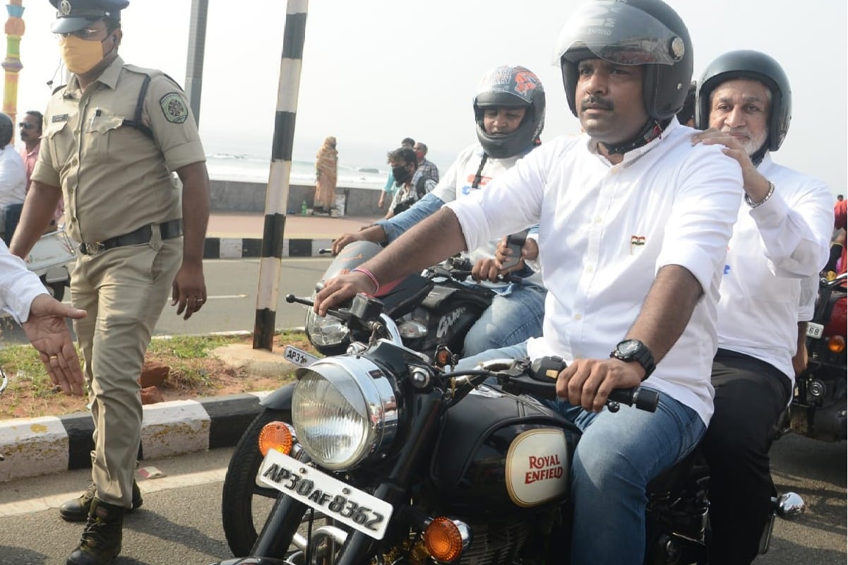 vijaya sai participates in bike rally