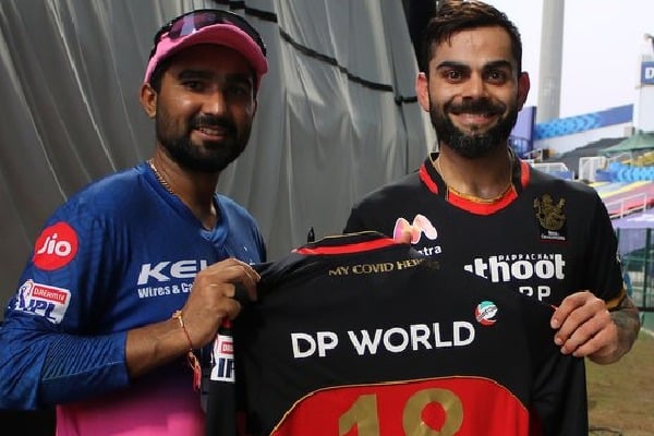 Kohli gifts his jersey to IPL new sensation Rahul Tewatia
