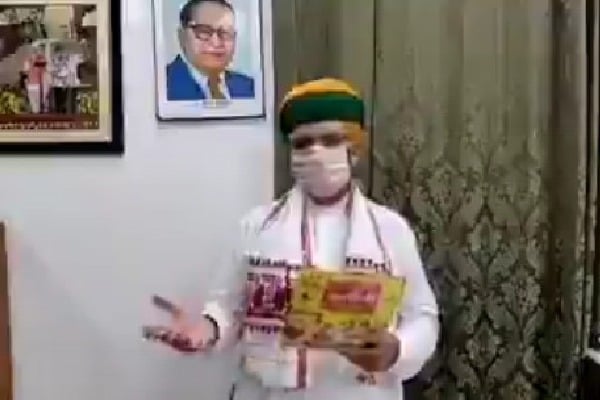 Union minister campaigns eat papad to fight corona
