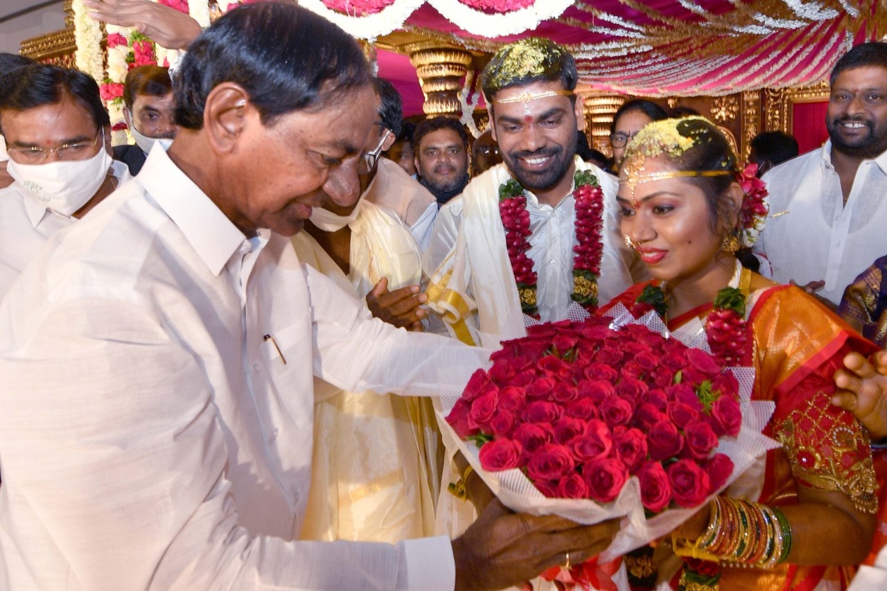 CM KCR attends to Goreti Venkanna daughter wedding 