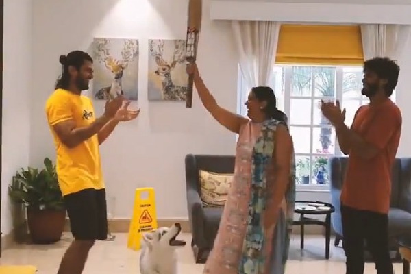 Hero Vijay Devarakonda wishes his mother on her Birthday