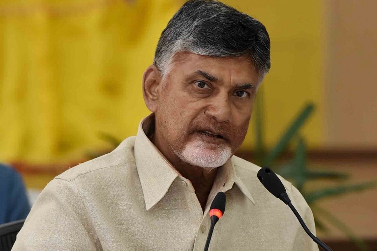 Chandrababu convoy stopped on road due to technical problem