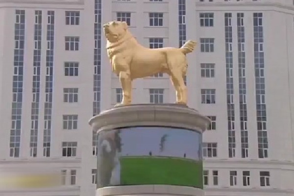 Goleden statue for rare Alabai breed dog in Turkmenistan 