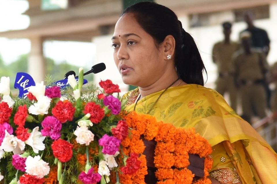 AP Home minister Mekatoti Sucharitha press meet over Nandyala mass sucide case