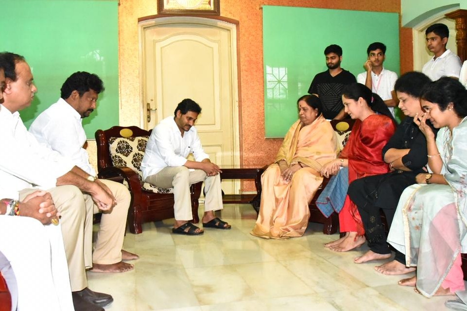 CM Jagan visit Avuku and talked to Challa Ramakrishna Reddy family members
