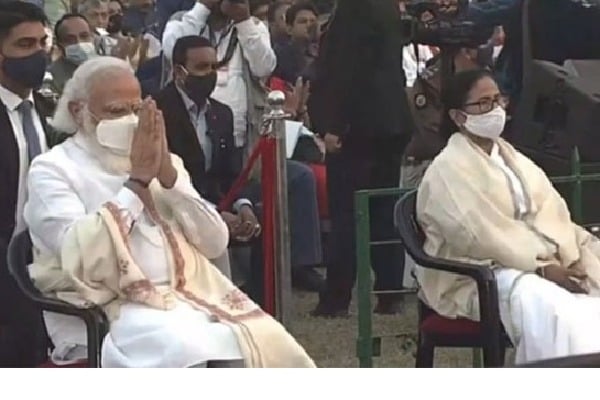 Modi and Mamata Banerjee came together in Kolkata