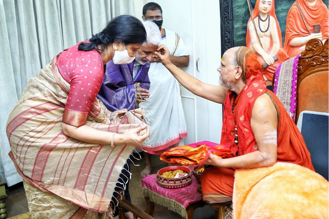 Vijayasai Reddy and his wife gets blessings from Swami Swaroopananda