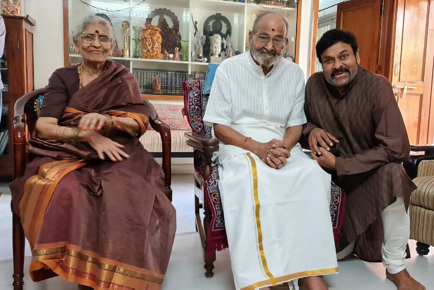 Chiranjeevi visits K V iswanath along with his wife Surekha