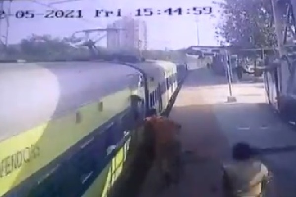 Railway Protection Force personnel stopped a differentlyabled man from boarding a moving train 