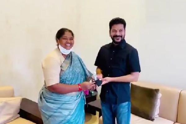 Seethakka ties Rakhi to Revanth Reddy as gifted him with a mask and sanitizer
