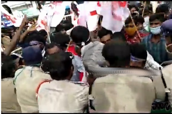 Students Union protests at minister Botsa house in Vijayanagaram