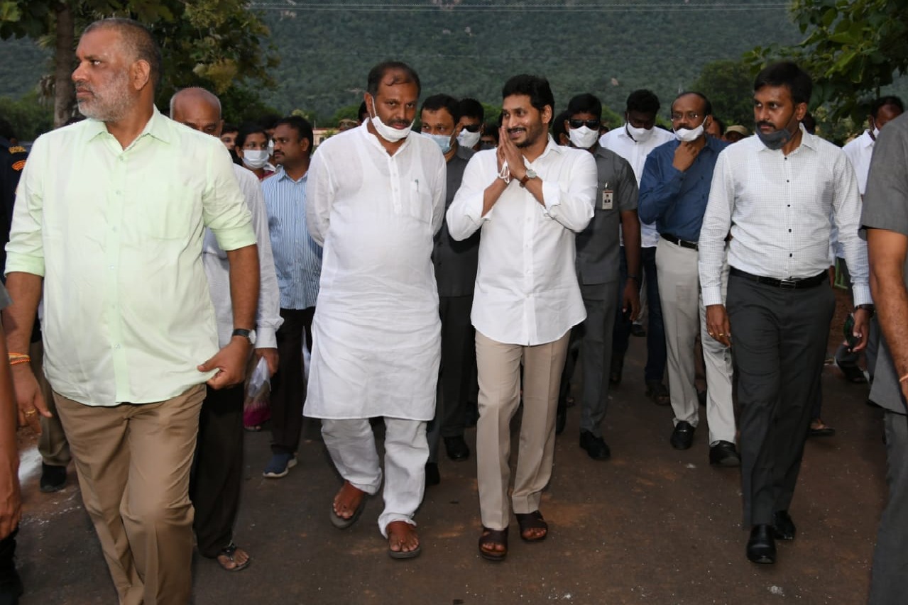 YS Jagan gets hearty welcome at Idupulapaya