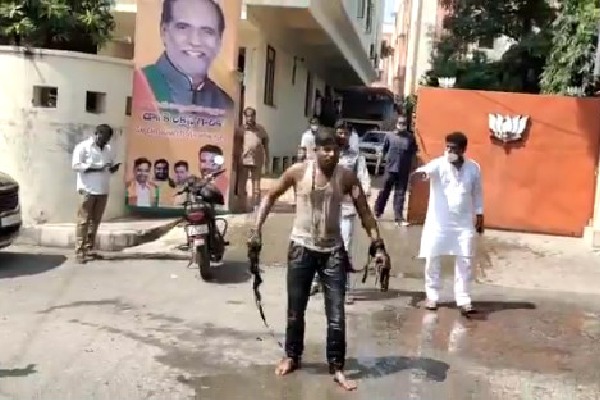 BJP karyakrtha ties to self immolation at state BJP office in Hyderabad