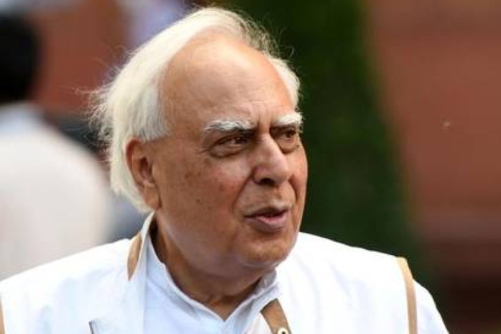 There is no intention to criticise Gandhis family says Kapil Sibal 