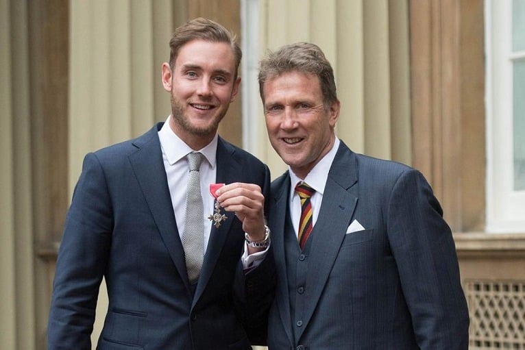 Chris Broad Fines His Son in Cricket