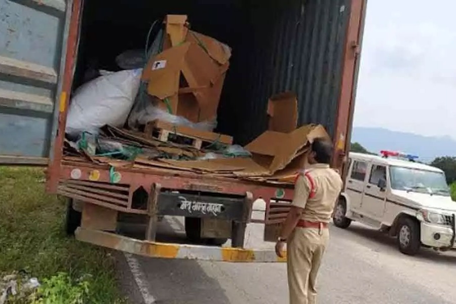 Robbers waylay lorry loot 5 crore worth mobile phones 