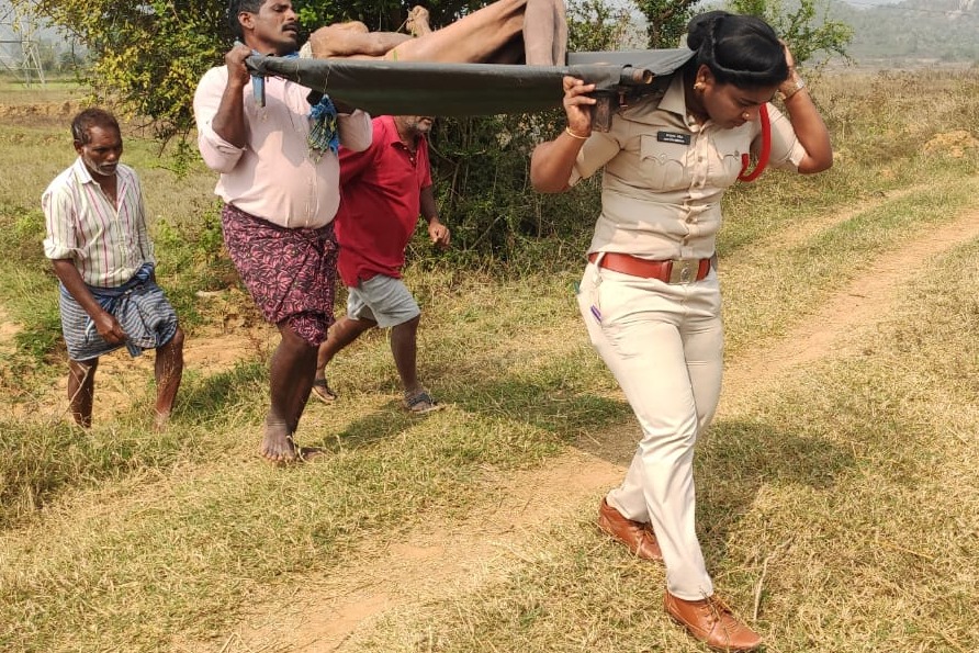 Kasibugga SI Sirisha carries an unidentified man dead body for two kilometers