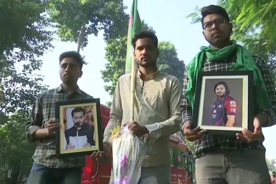 Supporters of RJD leader Tejashwi Yadav outside his residence