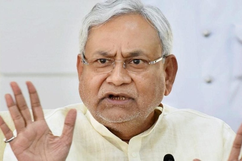 Protesters throws chappals on to Nitish Kumar