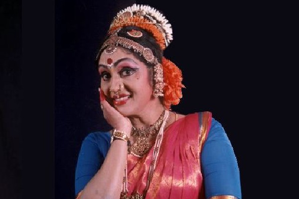 KCR Jagan Chandrababu pays tributes to eminent dancer Shobha Naidu