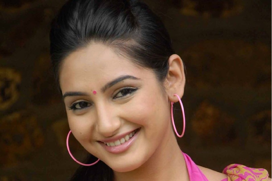 Actress Ragini Dwivedi mixes water in urine for dope test