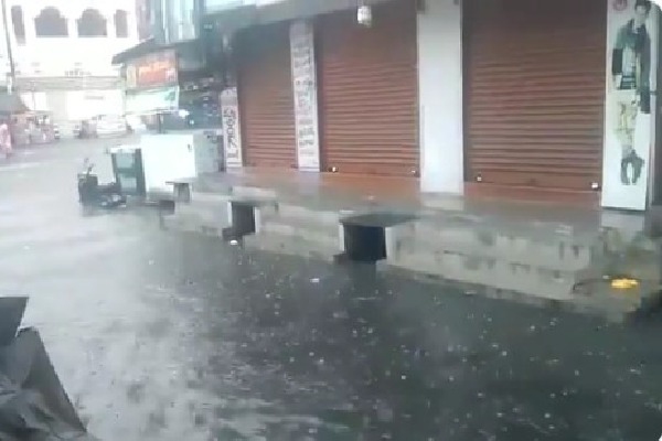 Hevay Rain lashes Vijayawada city