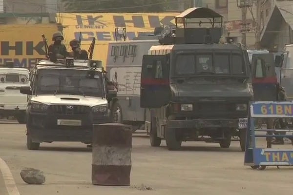 3 terrorists killed 1 policeman martyred in encounter at Srinagar