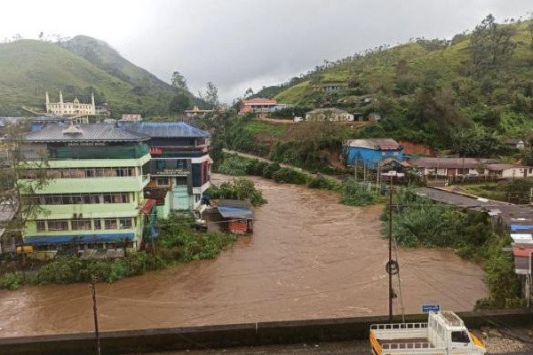 Heavy rains lashes Kerala as flood fears grips districts