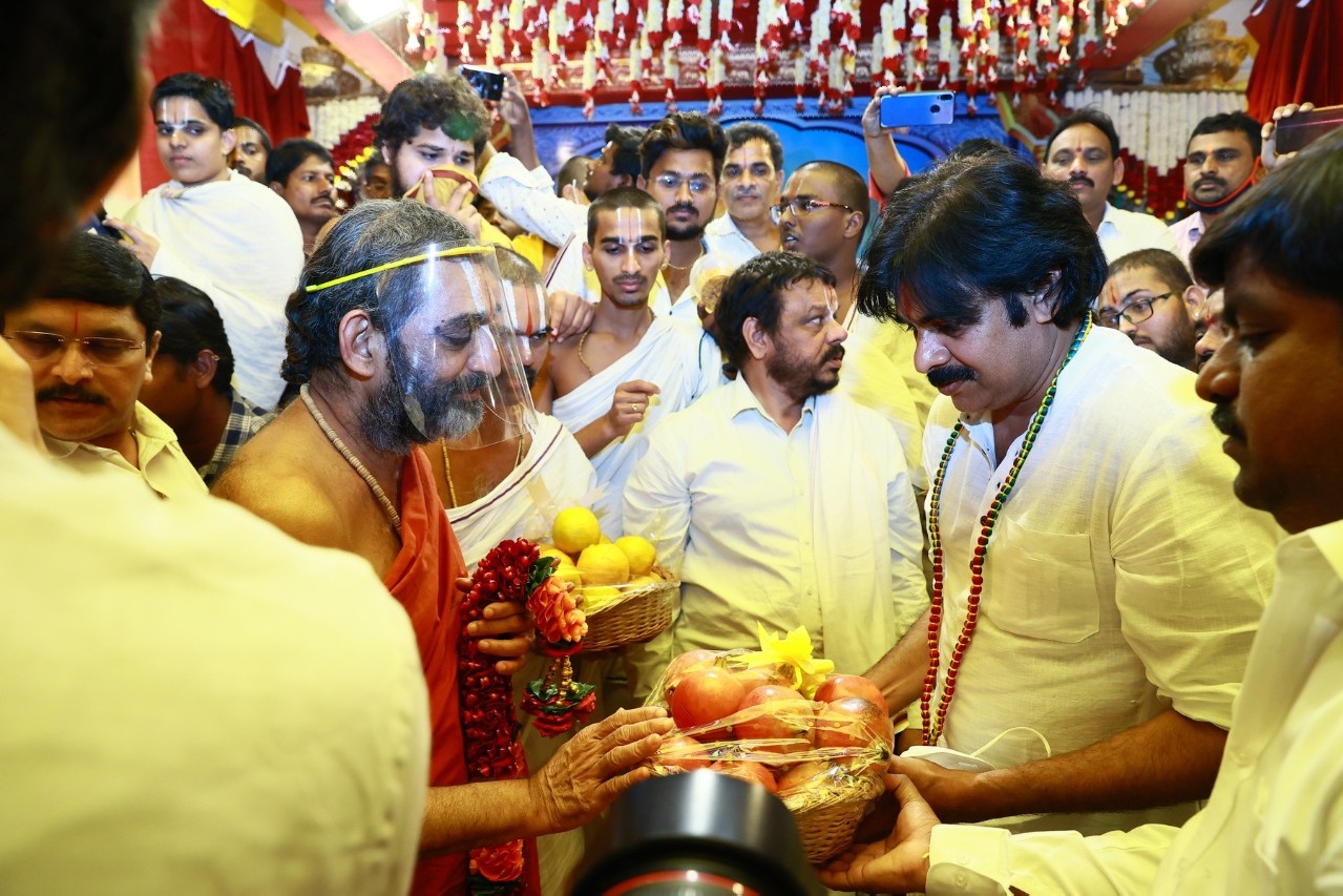 Janasena Chief pawan kalyan visits vijayakeeladri