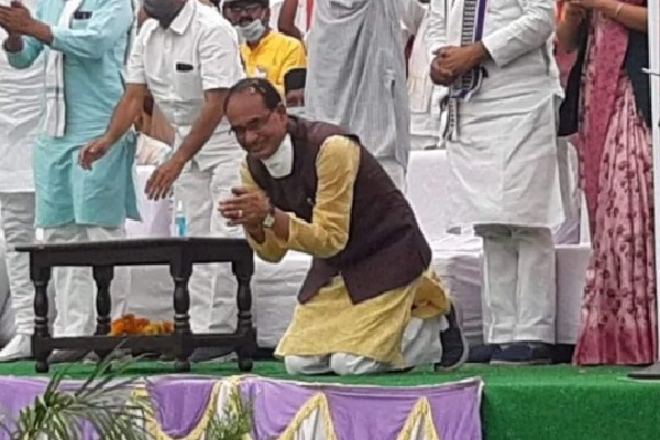 MP CM Sivaraj Gets on his Knees for Votes
