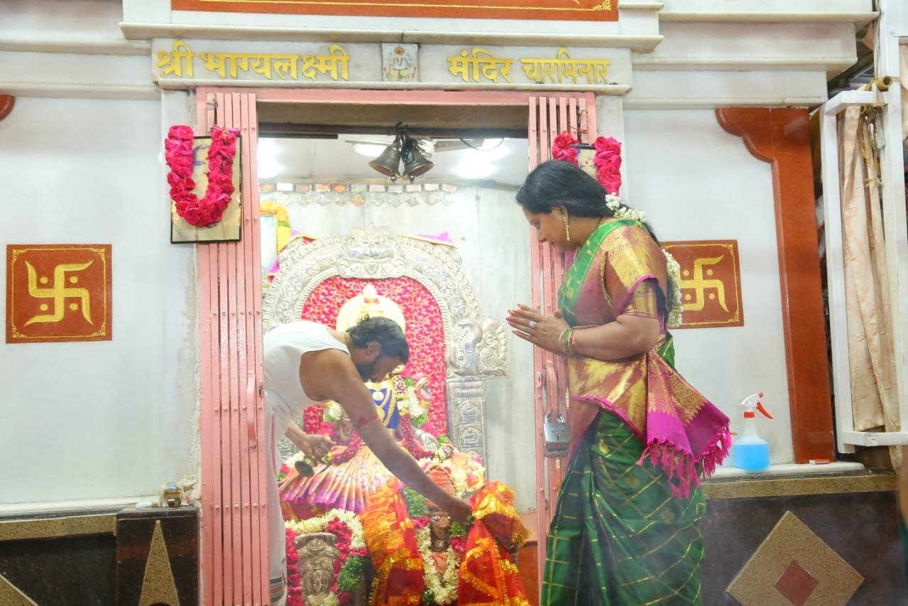 kavita offers prayers at bagyalakshmi temple