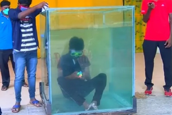 Chennai Youth Solved 6 Rubiks in Underwater Video