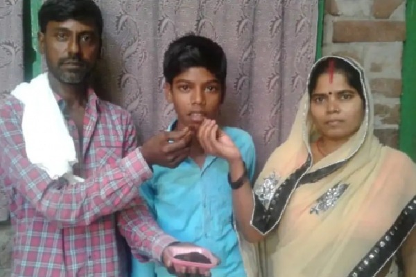 Vegitable Seller son Himanshu Topper in Bihar Tenth Exams