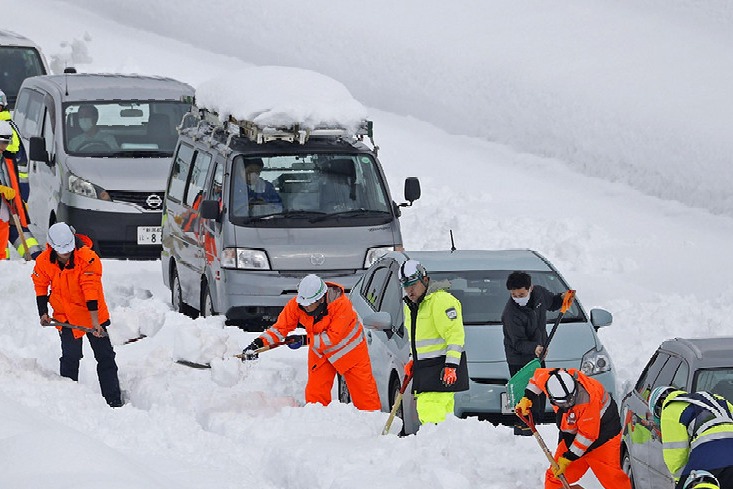 Heavy snowfall causes huge traffic jam in Japan