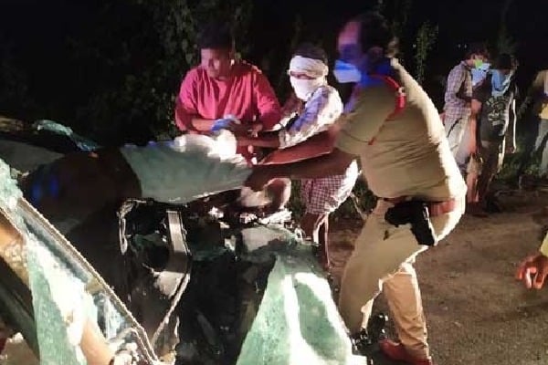 5 Died Near Warangal Road Accident