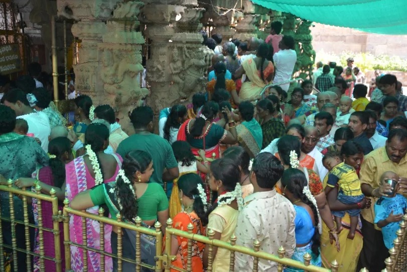 Last Karthika Monday today heavy rush in Siva Temples