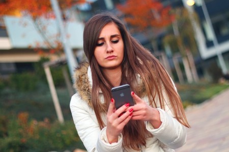 Texting on smartphones can alter your brain rhythm