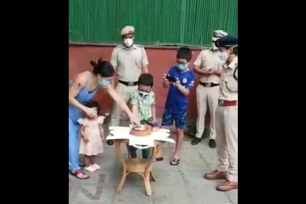 Delhi police surprises boxer Mary Kom family