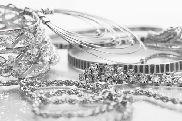 Jewellers friend arrested for not return silver as he taken